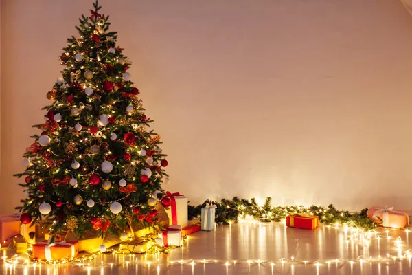 圣诞彩灯装饰圣诞树，上面有新年礼物 — 图库照片