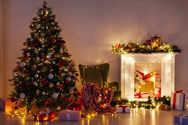 Licht slinger kerstboom met geschenken voor het nieuwe jaar — Stockfoto
