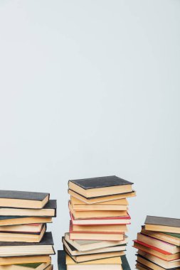 Üniversite kütüphanesinde beyaz arka planda bir yığın eğitim kitabı var.
