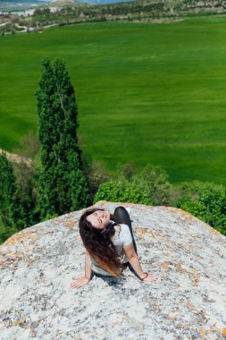 Dağın tepesinde yürüyen bir kadın gezgin.