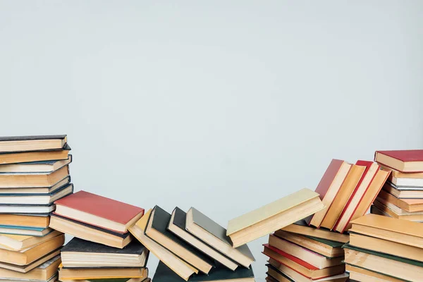 Stapel von Lehrbüchern in der Universitätsbibliothek auf weißem Hintergrund — Stockfoto