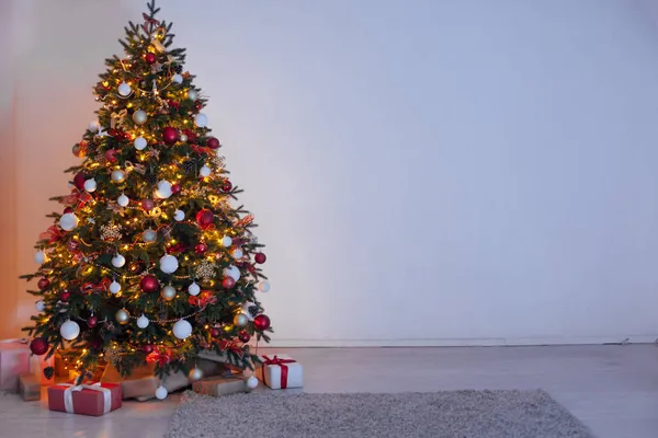 Світла гірлянда ялинка з подарунками на Новий рік — стокове фото