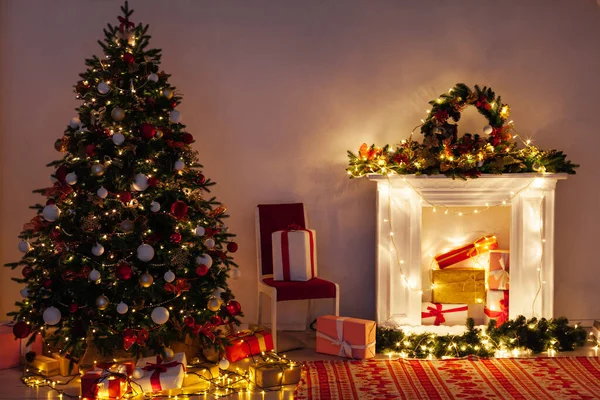 Ljus girland julgran med presenter för det nya året — Stockfoto