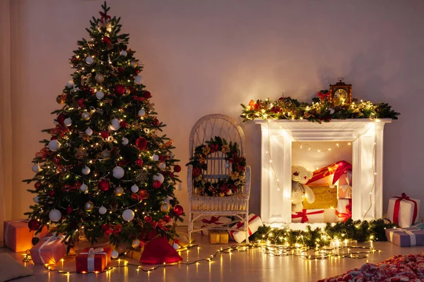 圣诞彩灯装饰圣诞树，上面有新年礼物 — 图库照片