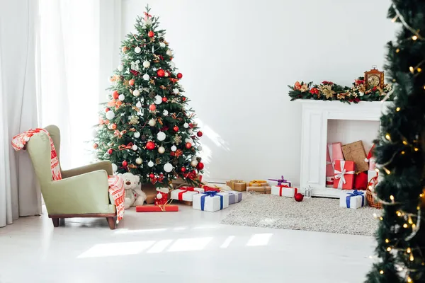 Julgran med gåvor inredning av huset nytt år — Stockfoto