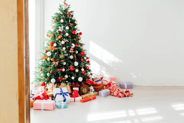Vánoční stromek s dárky interiér domu nový rok — Stock fotografie
