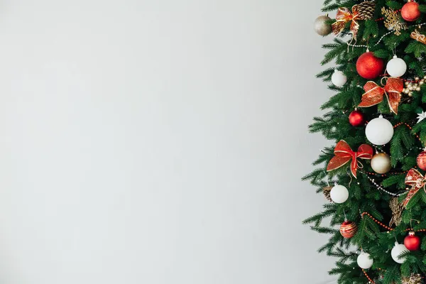 Décoré avec des guirlandes lumières Décoration de l'année de l'arbre de Noël comme fond — Photo