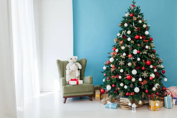 圣诞彩灯装饰圣诞树与礼物新年 — 图库照片