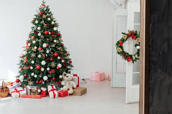 Noel ağacını yeni yıl hediyeleriyle süslüyor. — Stok fotoğraf