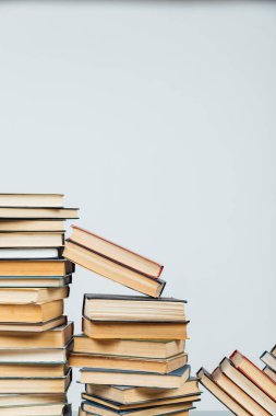 Üniversite kütüphanesinde beyaz arka planda bir yığın eğitim kitabı var.