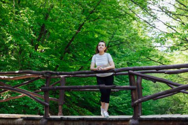 Ormanda yürüyüş yapan bir gezgin kadın.