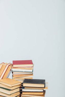 Üniversite kütüphanesinde beyaz arka planda bir yığın eğitim kitabı var.