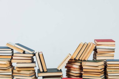 Üniversite kütüphanesinde beyaz arka planda bir yığın eğitim kitabı var.