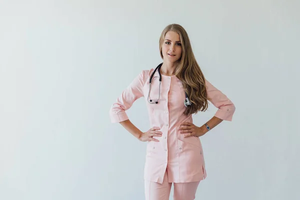 病院のセラピスト治療の美しい女性医師 — ストック写真