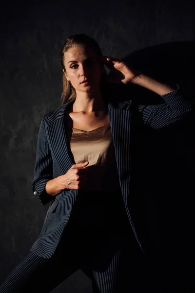 Όμορφη μοντέρνα ξανθιά γυναίκα σε ένα ανδρικό επαγγελματικό κοστούμι — Φωτογραφία Αρχείου