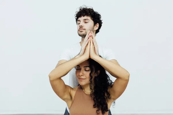Vrouw en man bezig met paren gymnastiek yoga asana — Stockfoto