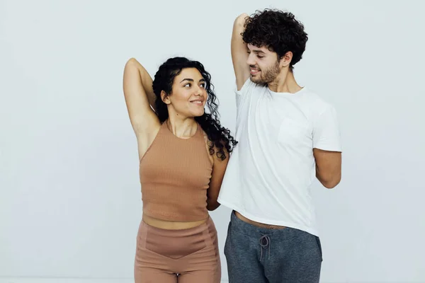 Mujer y hombre comprometidos en la gimnasia pareada yoga asana — Foto de Stock