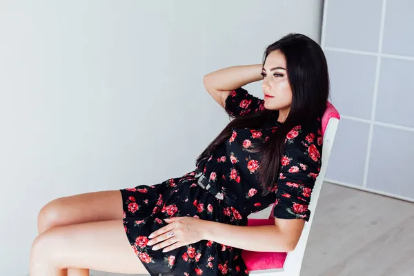 Hermosa mujer morena de moda en retrato de vestido de verano negro —  Fotos de Stock