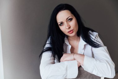 Güzel, modaya uygun esmer bir kadının portresi.