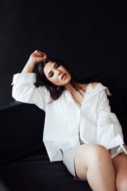 Evdeki ofis kanepesinde güzel bir esmer kadın.