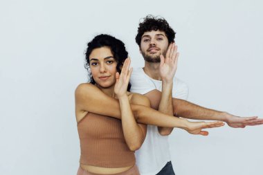 Kadın ve erkek çift olarak jimnastik yoga yapıyorlar.