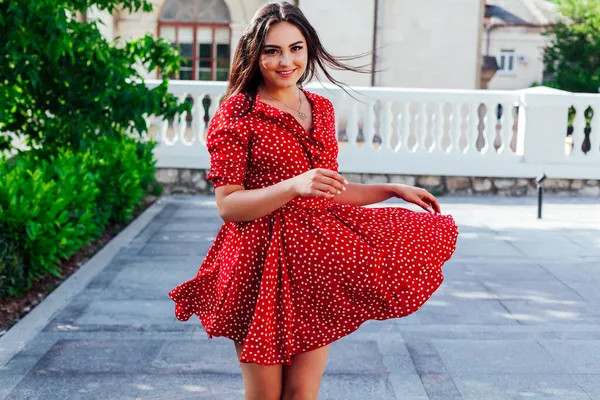 Hermosa mujer en un vestido rojo de verano camina por la calle — Foto de Stock