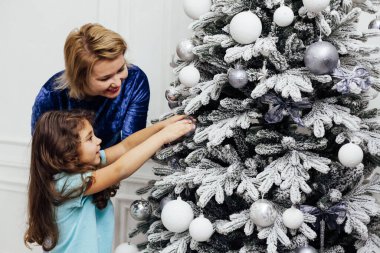 Anne ve kızı Noel ağacını yeni yıl 2022 'de süslediler.