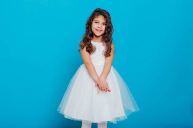 Prenses gibi beyaz elbiseli güzel küçük kız