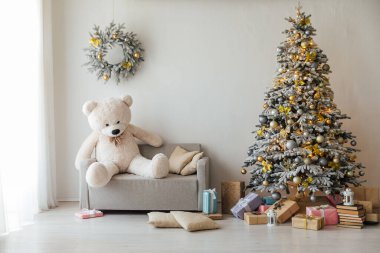 Hediyelerle süslenmiş beyaz Noel ağacı