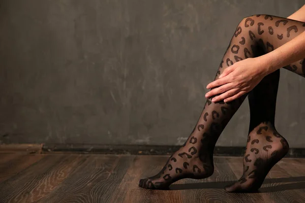 Eine Frau mit schlanken Beinen trägt schwarze Strumpfhosen — Stockfoto