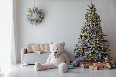 Hediyelerle süslenmiş beyaz Noel ağacı