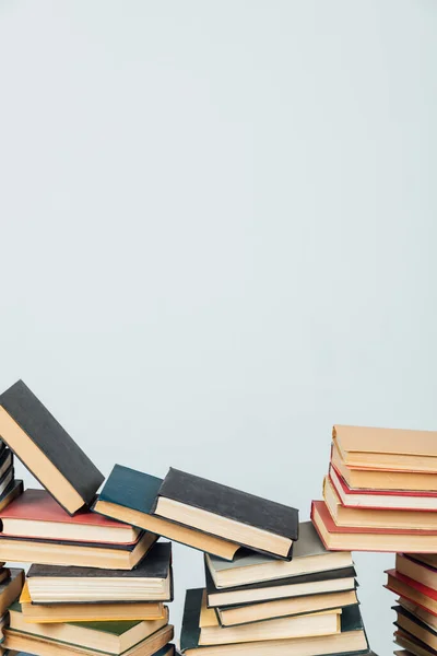 Viele Bücher zum Lernen in der Schulbibliothek auf weißem Hintergrund — Stockfoto