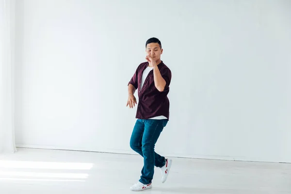 Asiático hombre bailando a música solo en casa —  Fotos de Stock