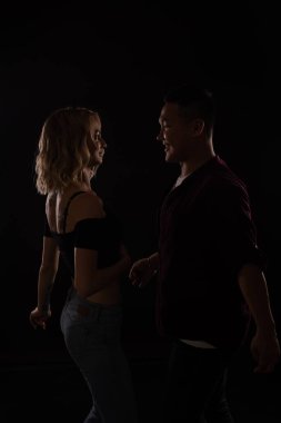 Bir adam ve bir kadın diskonun karanlığında müzik eşliğinde dans ediyorlar.