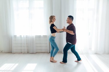 Bir erkek ve bir kadın, bir çift bachata dansının müziğiyle dans ediyorlar.
