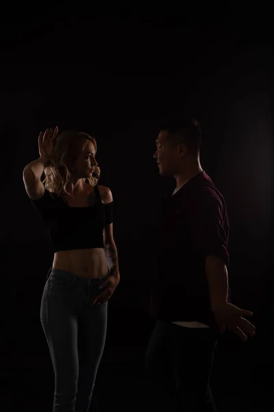 Un homme et une femme dansent sur la musique dans l'obscurité d'une discothèque — Photo