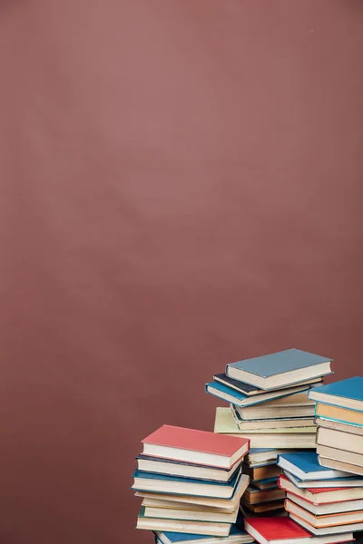 Muchos libros para estudiar en la biblioteca de la universidad en un fondo marrón — Foto de Stock