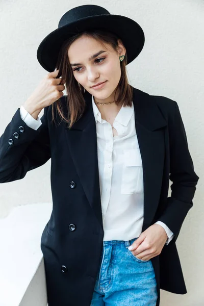 Портрет красивої модної молодої жінки в джинсах і чорному капелюсі — стокове фото