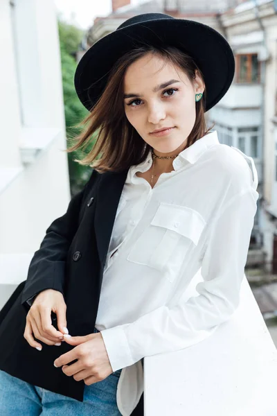 Portrét krásné módní mladé ženy v džínách a černém klobouku — Stock fotografie