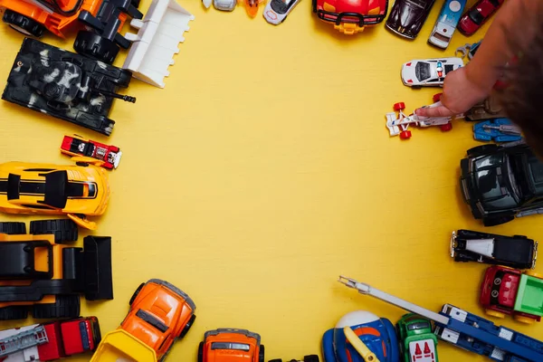 Arka planda bir sürü çocuk oyuncak makinesi var.