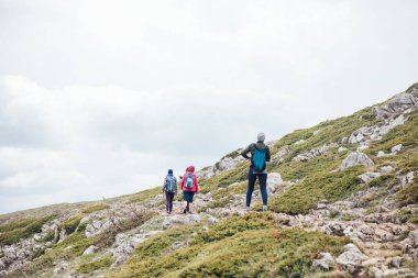 Bir turist grubu dağ tırmanışı yapıyor.