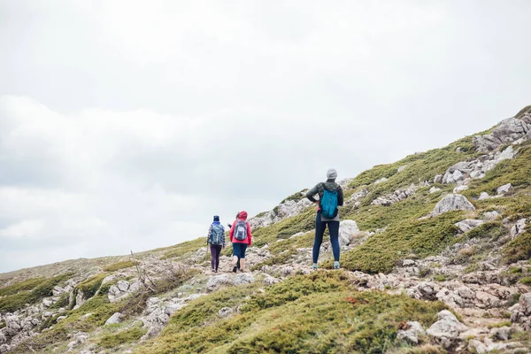 A tourist group climbs a mountain on a hiking trip — Stock Photo, Image
