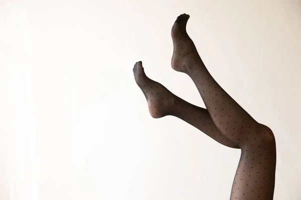 Schöne schlanke Frauenbeine in schwarzen Strumpfhosen — Stockfoto