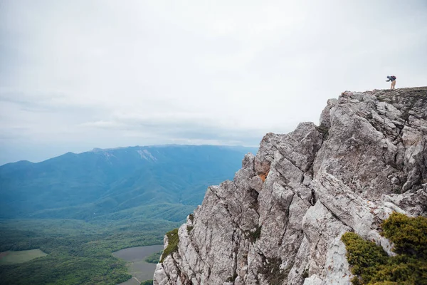 Beautiful landscape on top of the mountain view of the forest and sky — Stock Photo, Image