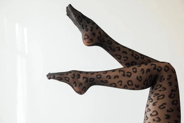 Bela esbelta mulheres pernas em meias pretas — Fotografia de Stock