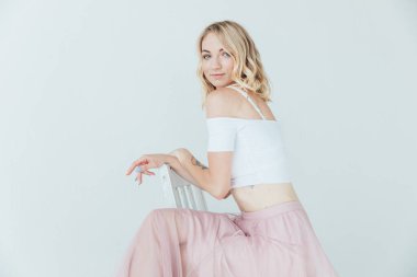 Yazlık elbisesi içinde sarışın güzel bir kadın.