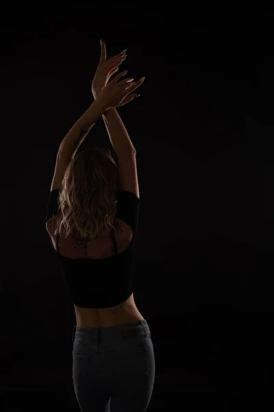 Mujer rubia bailando música en la oscuridad —  Fotos de Stock