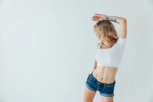 Atlética mujer rubia bailando a la música solo —  Fotos de Stock