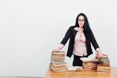 Masada ders kitabı olan bir bayan öğretmen.