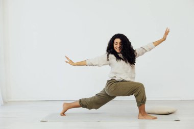 Güzel kadın esmer yoga, asana jimnastik egzersizleri yapıyor.